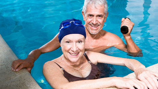 Mann und Frau im Wasser