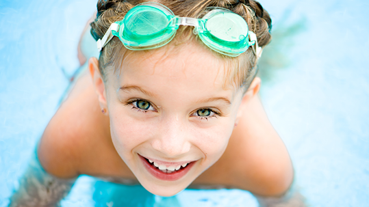 Mädchen mit Schwimmbrille