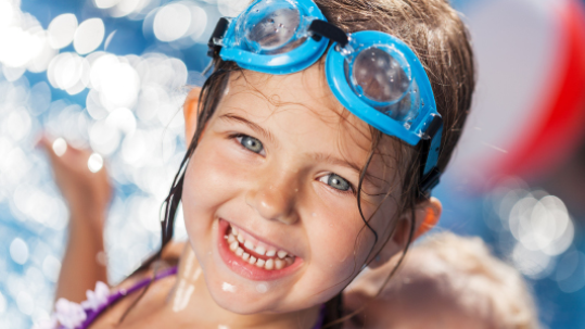 Mädchen mit Schwimmbrille